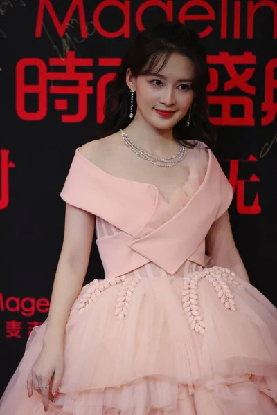 中国女星李琴 又名李甜甜 参加了2020年12月2日在中国上海举行的 宇宙时尚 — 图库照片