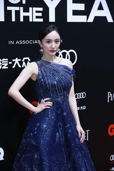Κινέζα Ηθοποιός Και Τραγουδίστρια Yang Εμφανίζεται Μπλε Φόρεμα Επιδεικνύοντας Την — Φωτογραφία Αρχείου