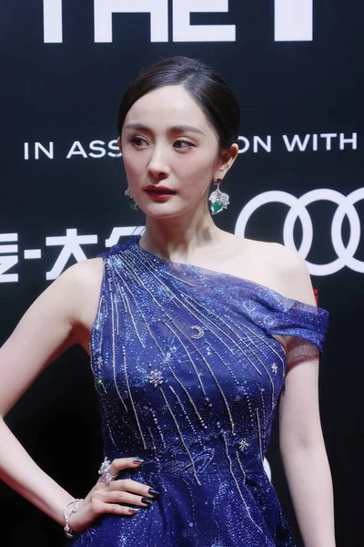 Actriz Cantante China Yang Aparece Vestido Azul Mostrando Elegancia Alfombra — Foto de Stock