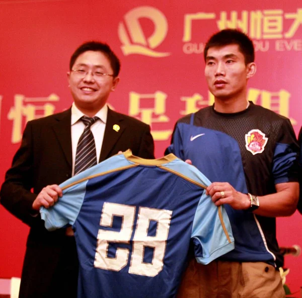 中国职业足球运动员郑志 于2010年6月28日在广东省广州市加入广州市长荣淘宝网 — 图库照片