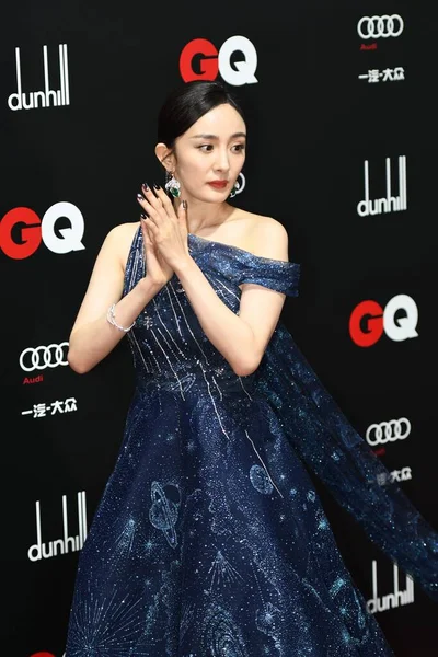 Actriz Cantante China Yang Aparece Vestido Azul Mostrando Elegancia Alfombra —  Fotos de Stock