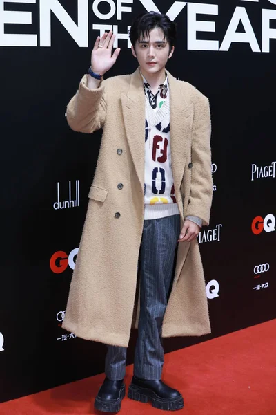 中国男演员张新城也以他的英文名字 Steven Zhang 而闻名 她身穿棕色外套 在2020年12月4日于中国上海举行的Gq年度男士红地毯上显得优雅优雅 — 图库照片
