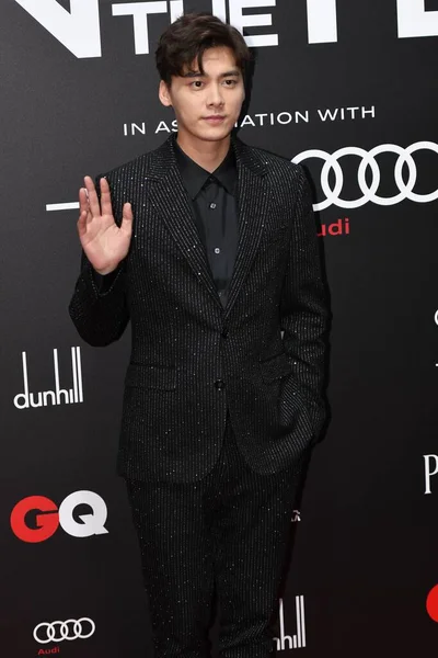 中国の俳優で歌手の李Yifeng 別名エヴァン リーは 2020年12月4日 2020年のGq男性のためのレッドカーペットで彼の優雅さを披露し 黒のスーツに現れます — ストック写真