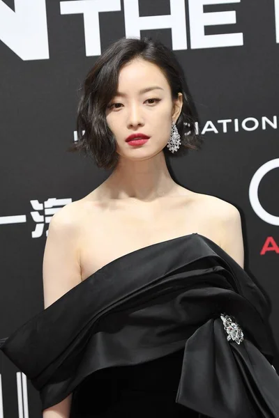 Die Chinesische Schauspielerin Zeigt Sich Einem Schwarzen Kleid Und Zeigt — Stockfoto