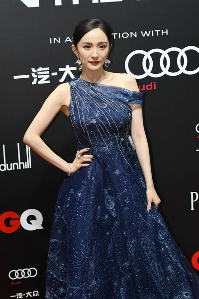 Actriz Cantante China Yang Aparece Vestido Azul Mostrando Elegancia Alfombra — Foto de Stock