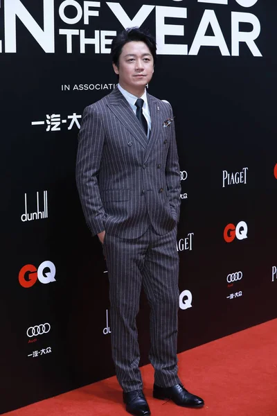 中国演员潘宇明身着灰色西装出现在2020年12月4日在中国上海举行的Gq男子年会上的红地毯上 — 图库照片
