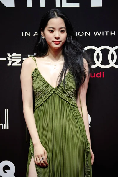 台湾の音楽家で女優の欧陽 ナナが緑のドレスに身を包み 2020年12月4日に上海で開催されるGq Men Year 2020のレッドカーペットで彼女の可愛らしさを披露 — ストック写真