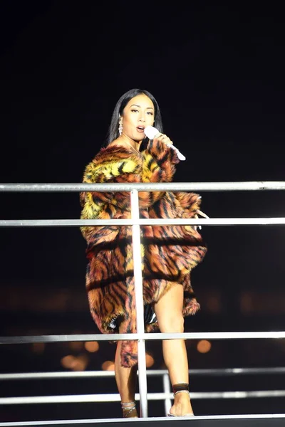 Cantora Atriz Chinesa Jike Junyi Aparece Vestido Impressão Leopardo Mostrando — Fotografia de Stock