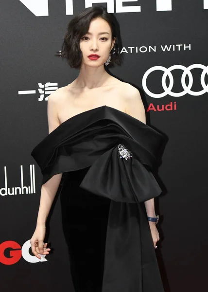 中国の女優Ni Niが黒のドレスで現れ 2020年12月4日 2020年のGq男性のためのレッドカーペットで彼女の美しさと優雅さを示します — ストック写真