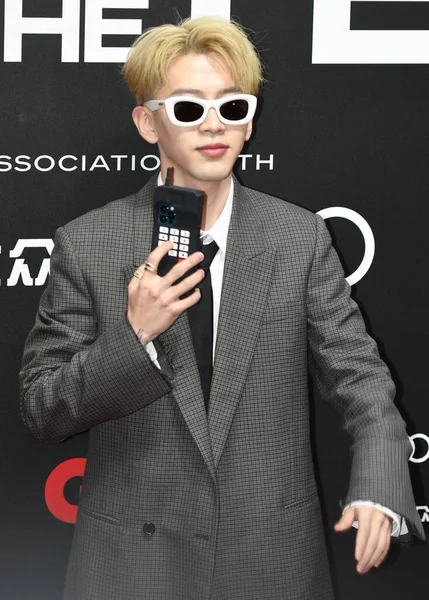 Acteur Chanteur Chinois Fei Qiming Présente Avec Des Lunettes Soleil — Photo