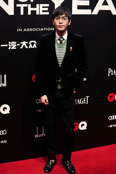 中国演员张若云身穿黑色西服 戴着眼镜 出席了2020年12月4日在中国上海举行的 Gq男士2020 红地毯 展示了他的优雅与温文尔雅 — 图库照片