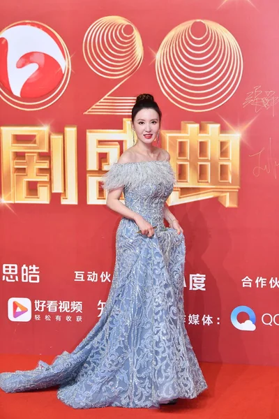 在2020年12月12日于中国北京举行的国内电视连续剧颁奖典礼的红地毯上 中国女星张梦 又名张爱玲 身着蓝色闪亮的连衣裙 展现了自己的美丽与优雅 — 图库照片