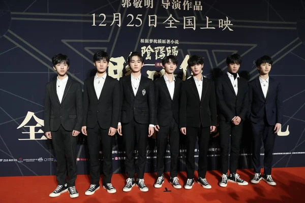 中国のアイドルグループTeens Times Tnt が2020年12月16日に北京で開催される映画清雅智のプレミアに参加 — ストック写真