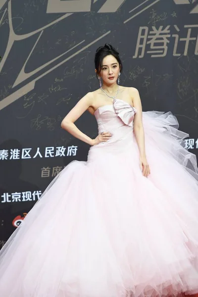 2007年12月20日 中国江苏省南京市 中国女星兼歌手杨米身着粉红长袍出席了2020年腾讯影星大奖颁奖典礼 — 图库照片