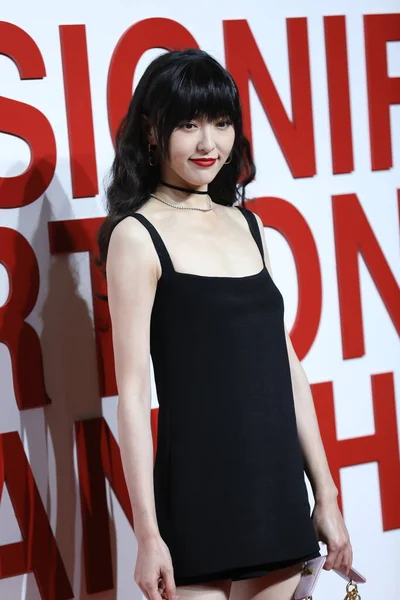中国女演员唐艳参加了2020年12月18日在上海举行的华伦天奴时装秀 — 图库照片