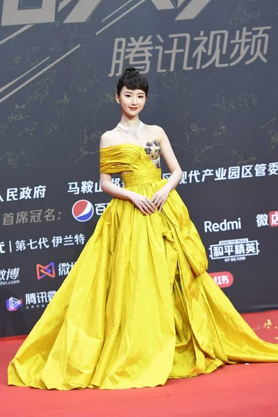2020年12月20日 在江苏省南京市 中国女星毛晓东身穿一件黄色索菲礼服 — 图库照片