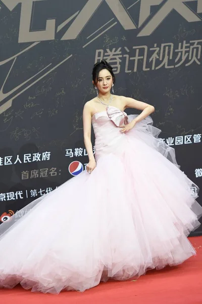 2007年12月20日 中国江苏省南京市 中国女星兼歌手杨米身着粉红长袍出席了2020年腾讯影星大奖颁奖典礼 — 图库照片