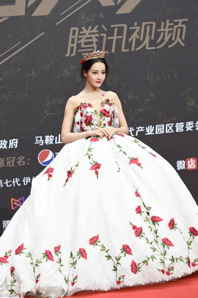 Actriz Cantante Modelo China Etnia Uigur Dilireba Vestida Con Vestido — Foto de Stock