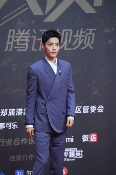 中国の俳優で歌手の小占は ショーン シャオとも呼ばれ 2020年12月20日に江蘇省南京市で開催される2020年テンセントビデオスター賞のレッドカーペットでディオールスーツを着ています — ストック写真