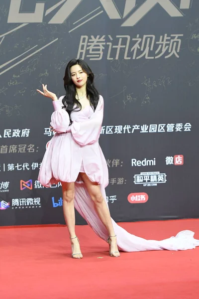 中国の女優で歌手のヤン チャユエは 2020年12月20日に江蘇省南京市で開催される 2020年テンセントビデオスター賞 のレッドカーペットで ピンクのミューズのドレスを着ています — ストック写真