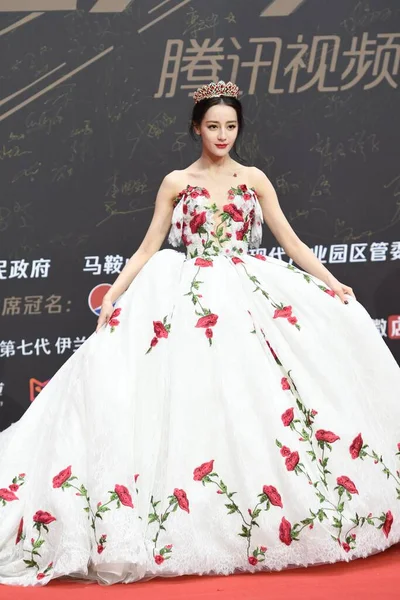 中国の女優 モデルのウイグル族の民族Dilirebaは 2020テンセントビデオスター賞のためのレッドカーペットでアメリアカサブランカのドレスに身を包んだ中国東部の江蘇省南京市 12月2020 — ストック写真