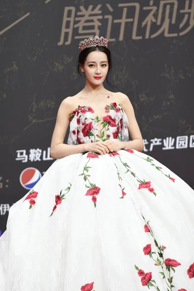 Actriz Cantante Modelo China Etnia Uigur Dilireba Vestida Con Vestido — Foto de Stock