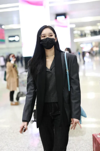 Cantora Ídolo Chinês Liu Lingzi Aparece Preto Aeroporto Durante Seu — Fotografia de Stock