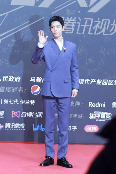 中国の俳優で歌手の小占は ショーン シャオとも呼ばれ 2020年12月20日に江蘇省南京市で開催される2020年テンセントビデオスター賞のレッドカーペットでディオールスーツを着ています — ストック写真