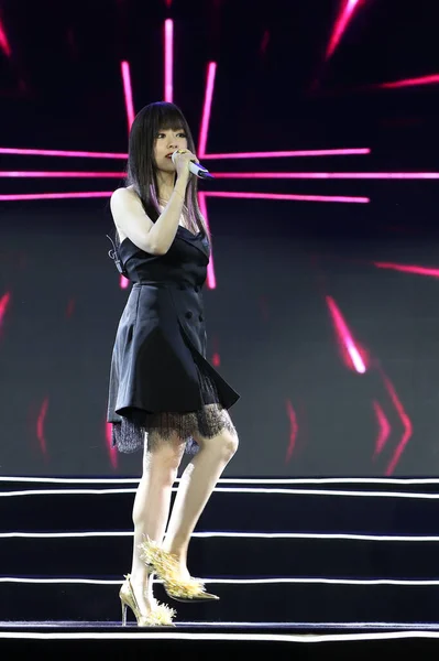 Китайская Певица Джейн Чжан Выступает Собрании Поклонников Черной Юбке Городе — стоковое фото