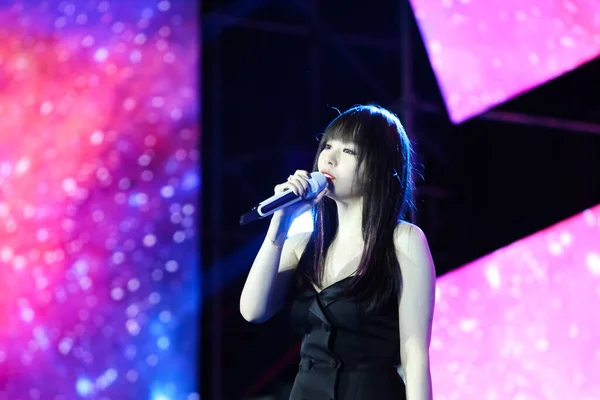 Kinesisk Singer Songwriter Jane Zhang Uppträder Ett Fansmöte Klädd Svart — Stockfoto