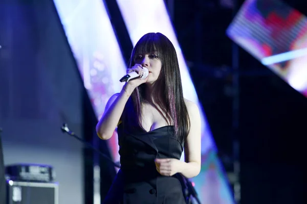Китайская Певица Джейн Чжан Выступает Собрании Поклонников Черной Юбке Городе — стоковое фото