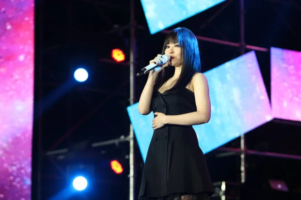 Chińska Piosenkarka Jane Zhang Występuje Spotkaniu Fanów Ubrana Czarną Spódnicę — Zdjęcie stockowe