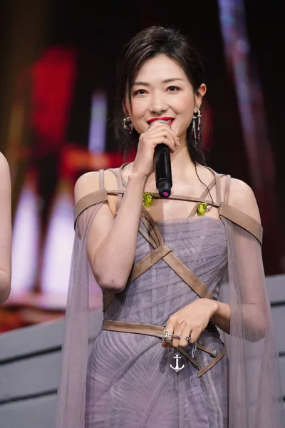 中国の女優で歌手のワン グレーのドレスを着たレジーナ ワンとしても知られており 2021年1月10日 中国の上海でのプロモーションイベント中に歌います — ストック写真