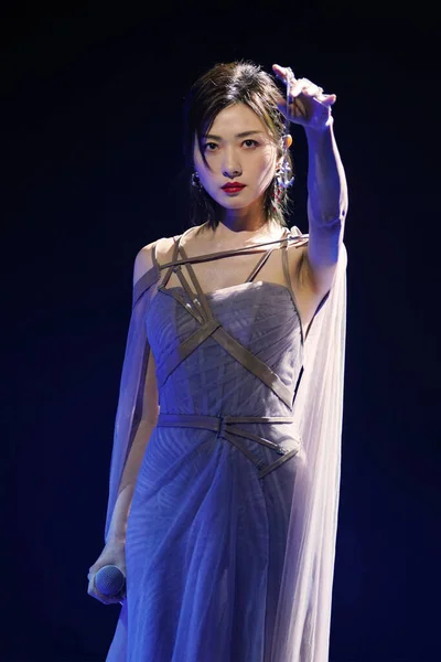Китайская Актриса Певица Ван Цянь Известная Реджина Ван Сером Платье — стоковое фото