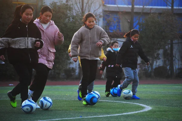 2021年1月14日 江苏省徐州市绥宁县 少年女子足球队在寒冷天气下训练 以培养体育精神 这项活动使孩子们享受了足球的快乐 并培养了体育精神 — 图库照片