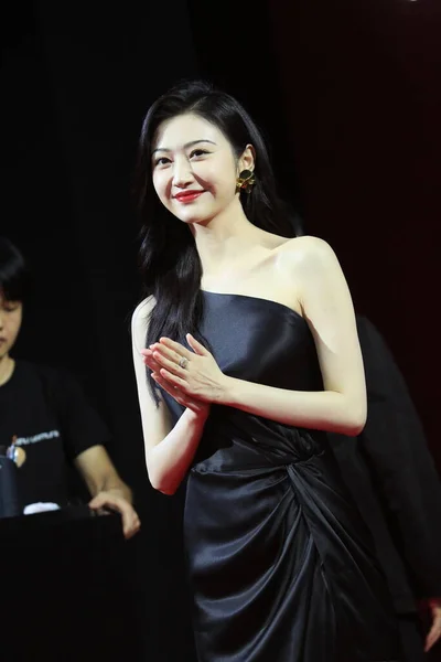 Chinese Actress Jingtian Wearing Strapless Black Dress Attends Press Conference — Zdjęcie stockowe