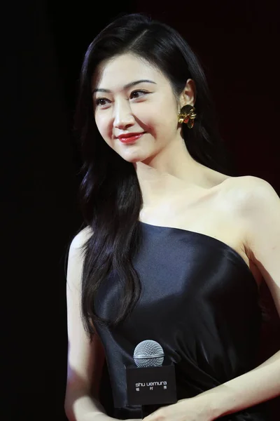 Chinese Actress Jingtian Wearing Strapless Black Dress Attends Press Conference — Stockfoto