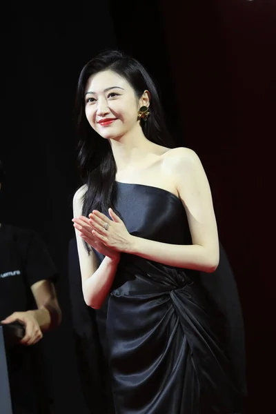 Chinese Actress Jingtian Wearing Strapless Black Dress Attends Press Conference — Stok fotoğraf