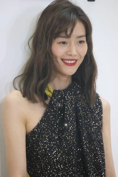 Chinese Model Liu Wen Wears Hanging Sequins Dress Attending Loewe — ストック写真