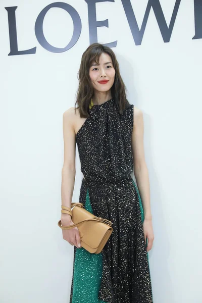 Chinese Model Liu Wen Wears Hanging Sequins Dress Attending Loewe — 图库照片