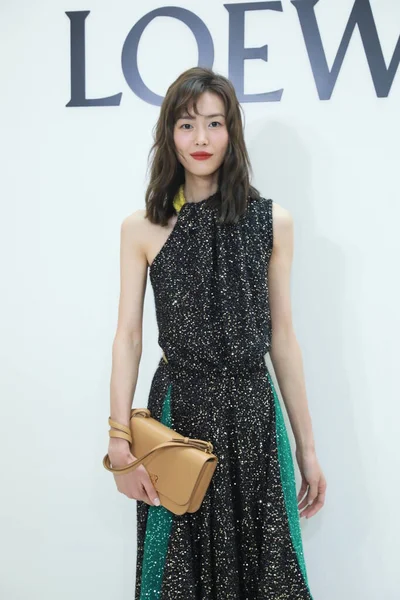 Chinese Model Liu Wen Wears Hanging Sequins Dress Attending Loewe — ストック写真