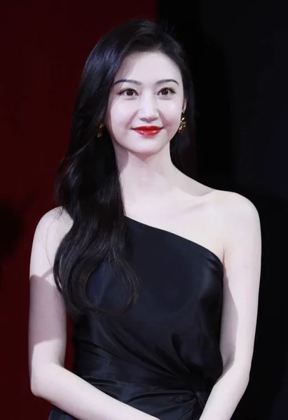 Chińska Aktorka Jingtian Ubrana Czarną Sukienkę Bez Ramiączek Uczestniczy Konferencji — Zdjęcie stockowe