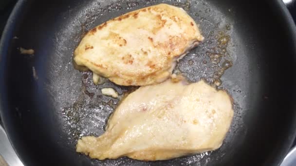 Frying marinated chicken breasts — Stock Video