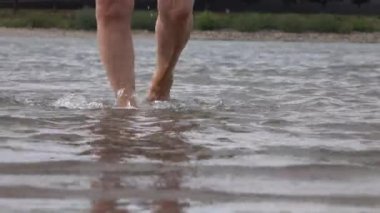 Çıplak ayakları suda yürüme 