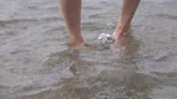 Pieds nus marchant dans l'eau — Video