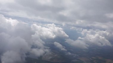 Almanya üzerinde uçan uçak