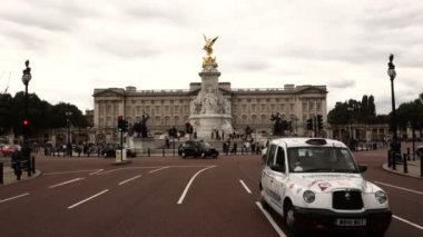 Buckingham Sarayı ve Victoria Anıtı