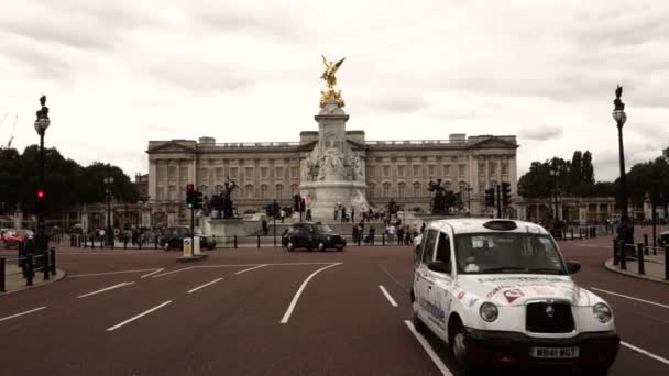 バッキンガム宮殿とビクトリア記念館 — ストック動画