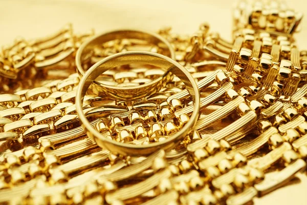 Gouden ringen en ketting — Stockfoto