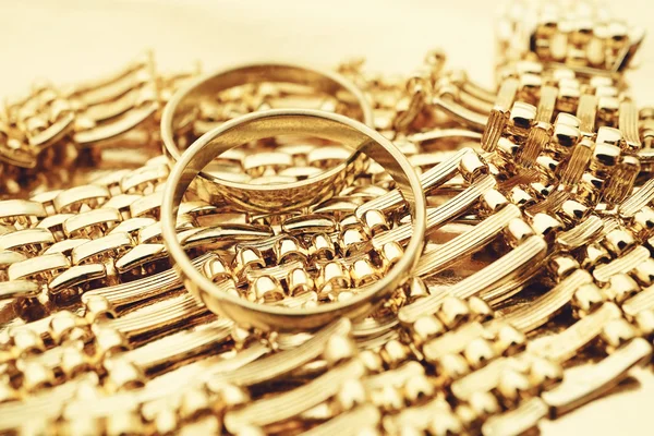 Золотые кольца и колье — стоковое фото
